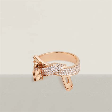 Kelly Gavroche ring 